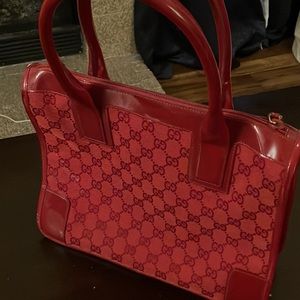 Gucci Ophidia medium tote bag in red gg monogram canvas with full zip closure.